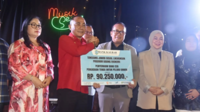 Penyerahan simbolis dana CSR Bank Kalbar senilai Rp90.250.000 untuk pengadaan tenda UMKM di Pusat Kuliner Sungai Raya Dalam. Bantuan diterima langsung oleh Bupati Kubu Raya Sujiwo (baju merah) disaksikan Wakil Gubernur Kalbar (tengah), Sabtu (20/12/2025). (Dok. HO/Faktakalbar.id)