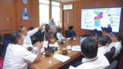 Bupati Alexander Wilyo menyerahkan dokumen usulan pembentukan tiga Daerah Otonomi Baru kepada Dirjen Otonomi Daerah Kemendagri Akmal Malik di Jakarta. (Dok. Facebook/Alexander Wilyo)