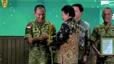 KSAD Jenderal TNI Maruli Simanjuntak menyerahkan penghargaan kepada Dandim 1205/Sintang Letkol Inf Zulfikar Akbar Helmi sebagai Juara 1 Kategori UMKM di Mabesad, Jakarta, Jumat (19/12/2025).