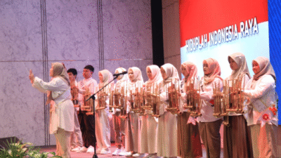 Perwakilan penerima penghargaan Adiwiyata menerima piagam apresiasi dalam acara Penganugerahan Sekolah Adiwiyata Provinsi Kalbar Tahun 2025 di Hotel Golden Tulip Pontianak, Kamis (18/12/2025). (Dok. HO/Faktakalbar.id)