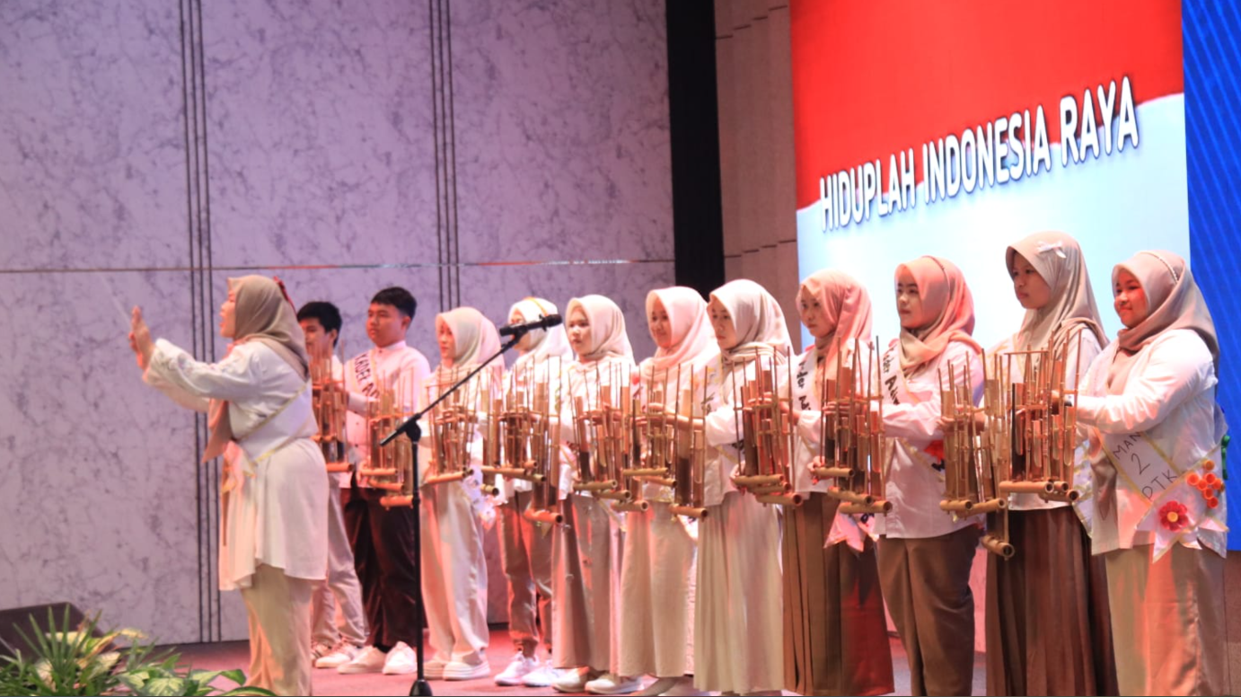 Perwakilan penerima penghargaan Adiwiyata menerima piagam apresiasi dalam acara Penganugerahan Sekolah Adiwiyata Provinsi Kalbar Tahun 2025 di Hotel Golden Tulip Pontianak, Kamis (18/12/2025). (Dok. HO/Faktakalbar.id)