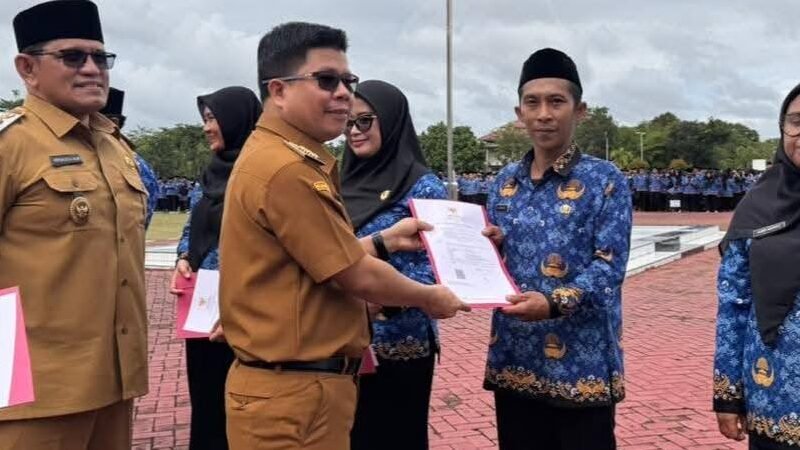 Penyerahan Surat Keputusan (SK) pengangkatan PPPK Paruh Waktu oleh Bupati Sambas Satono kepada perwakilan tenaga honorer di lingkungan Pemerintah Kabupaten Sambas, Selasa (30/12/2025).