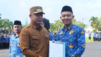 Bupati Ketapang, Alexander Wilyo (kiri), menyerahkan petikan SK Pengangkatan PPPK Paruh Waktu secara simbolis kepada perwakilan pegawai di Halaman Kantor Bupati Ketapang. (Dok. HO/Faktakalbar.id)