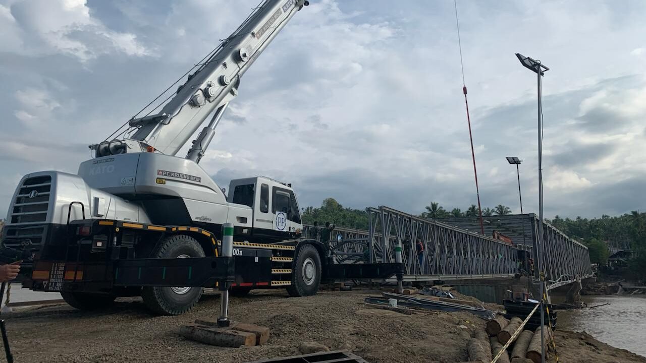 Alat berat dan personel gabungan saat melakukan perbaikan akses jalan dan pemasangan jembatan darurat di wilayah Provinsi Aceh guna memulihkan jalur distribusi logistik, Sabtu (13/12).