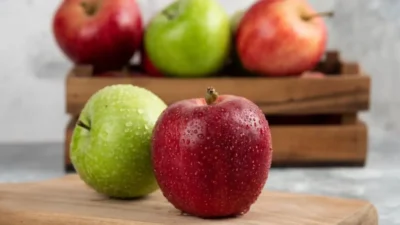 "Sering bingung memilih apel merah atau hijau? Temukan perbedaan kandungan gula, vitamin, dan manfaat kesehatannya secara lengkap di sini agar sesuai dengan tujuan dietmu."