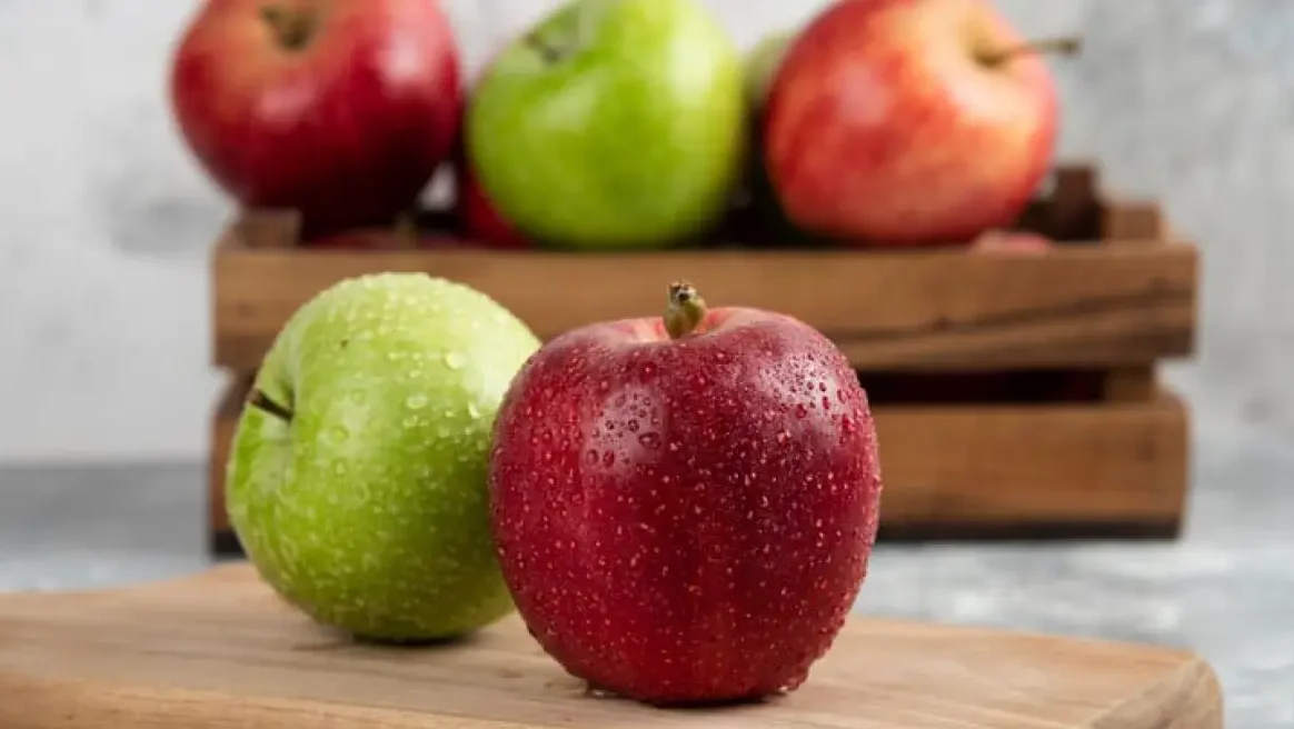 "Sering bingung memilih apel merah atau hijau? Temukan perbedaan kandungan gula, vitamin, dan manfaat kesehatannya secara lengkap di sini agar sesuai dengan tujuan dietmu."