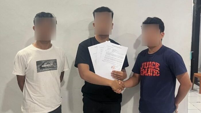 Korban dan oknum polisi terduga pelaku di Mapolres Bulukumba, Minggu (30/11/2025).