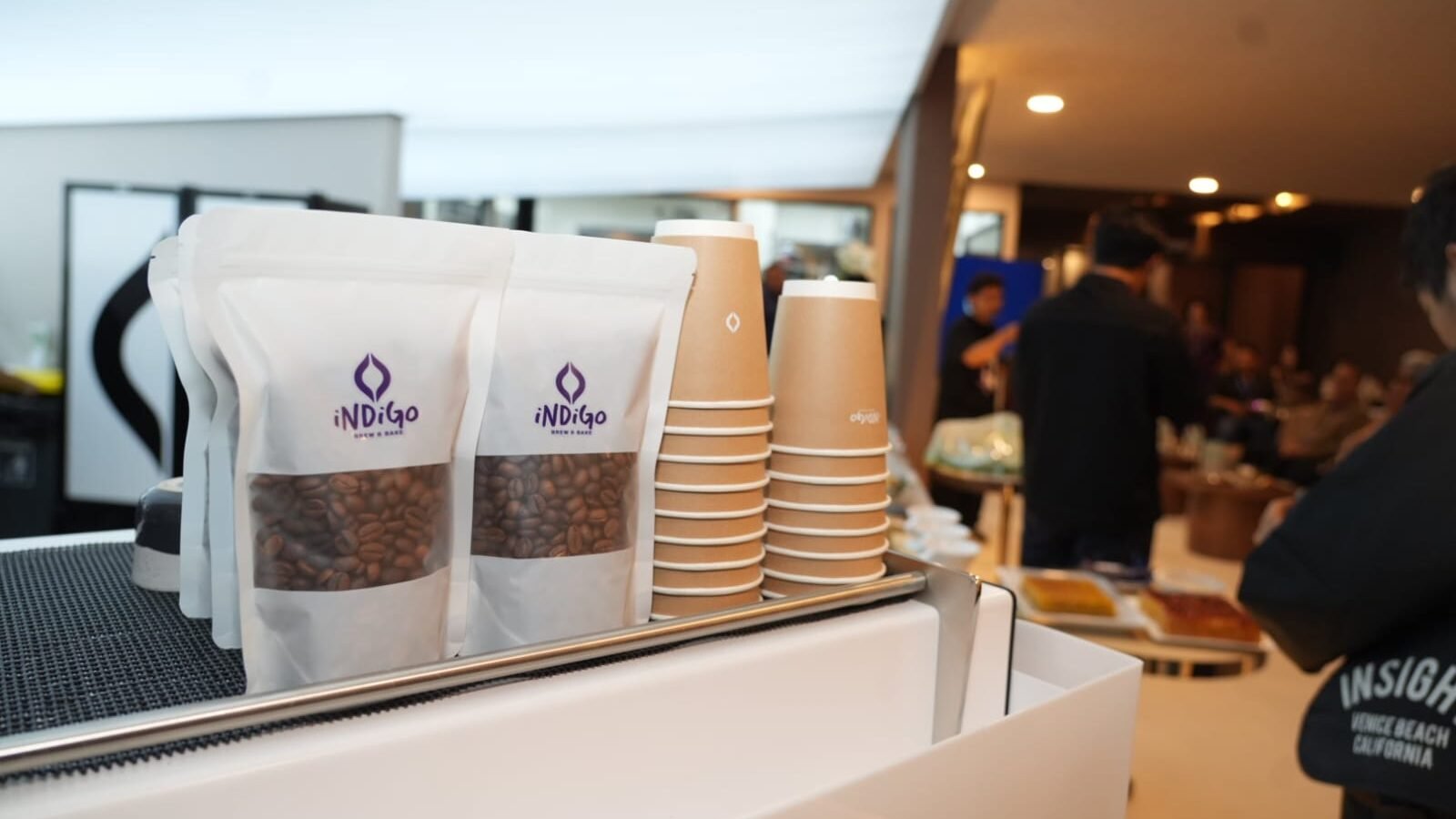 Produk kopi kemasan dan suasana di Indigo Brew & Cake Pontianak yang baru saja diresmikan oleh Gubernur Kalbar, Minggu (28/12/2025) malam. (Dok. HO/Faktakalbar.id)