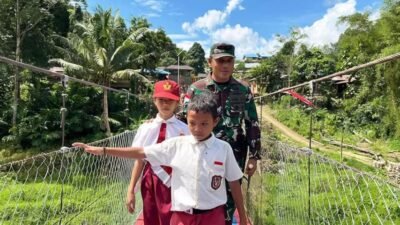 Brigjen TNI Purnomosidi resmikan Jembatan Gantung Sekayam sepanjang 140 meter. Gantikan rakit bambu, jembatan ini permudah akses warga dan anak sekolah di perbatasan.