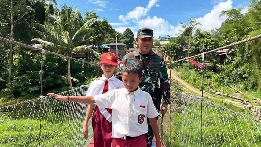 Brigjen TNI Purnomosidi resmikan Jembatan Gantung Sekayam sepanjang 140 meter. Gantikan rakit bambu, jembatan ini permudah akses warga dan anak sekolah di perbatasan.