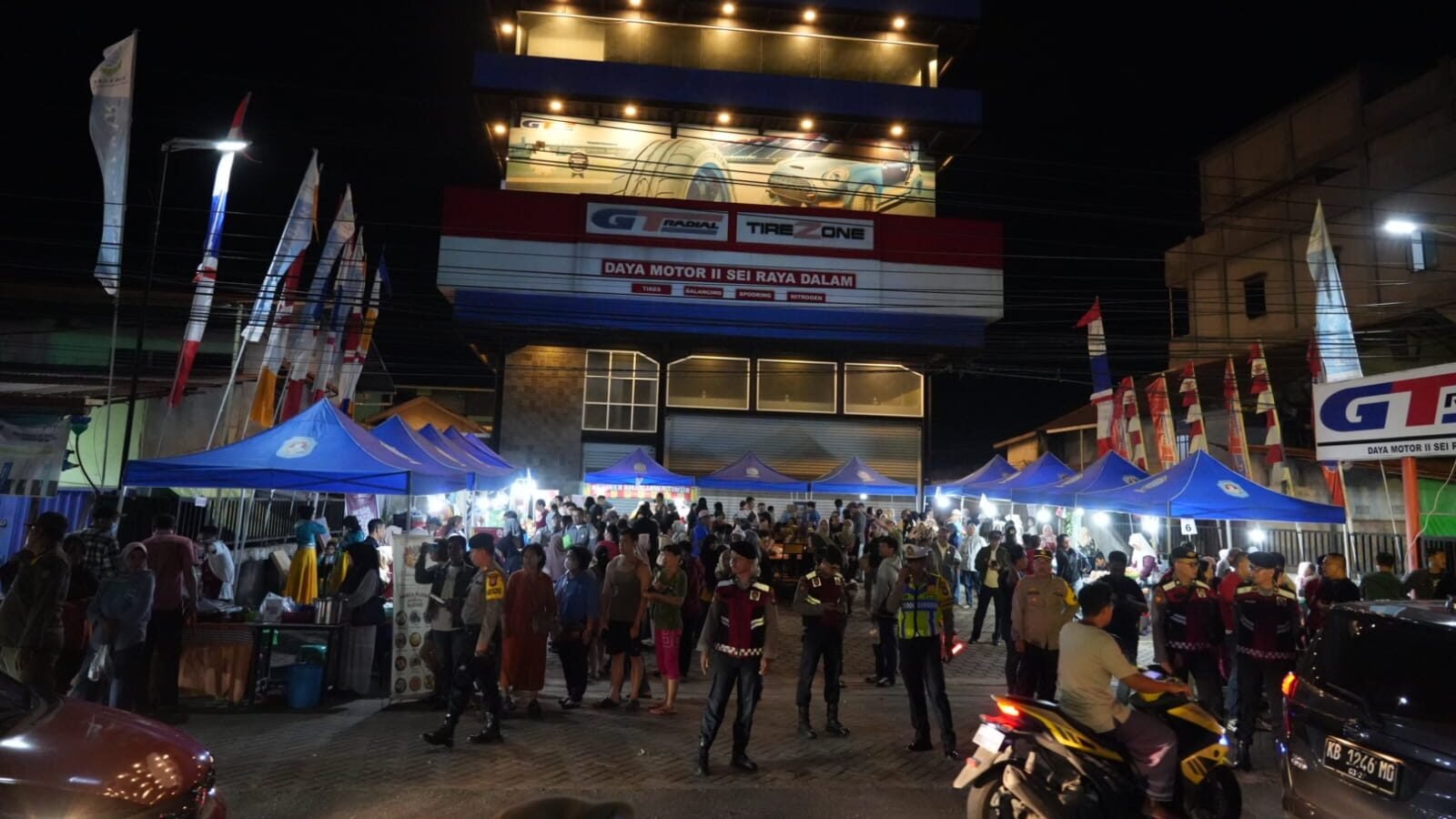 Suasana keramaian di kawasan Sungai Raya Dalam (Serdam) usai diresmikan sebagai pusat wisata kuliner unggulan Kalimantan Barat, Sabtu (20/12/2025).