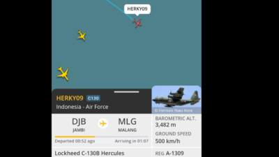 Tangkapan layar radar penerbangan yang memperlihatkan posisi pesawat C-130B Hercules TNI AU dengan callsign HERKY09 saat melintas di atas Laut Jawa dalam penerbangan dari Jambi menuju Malang. Inset: Sosok pesawat legendaris A-1309 saat mengudara. (Dok. Ist)