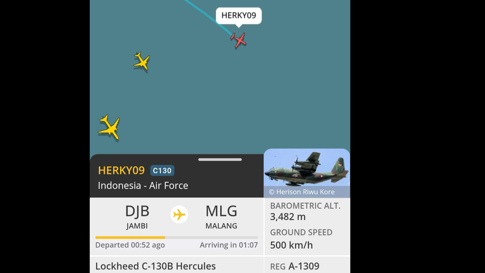 Tangkapan layar radar penerbangan yang memperlihatkan posisi pesawat C-130B Hercules TNI AU dengan callsign HERKY09 saat melintas di atas Laut Jawa dalam penerbangan dari Jambi menuju Malang. Inset: Sosok pesawat legendaris A-1309 saat mengudara. (Dok. Ist)