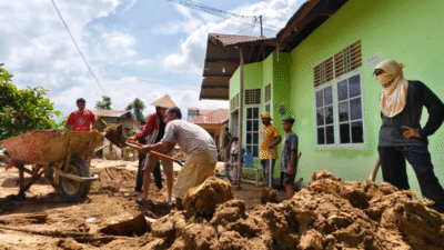 Petugas gabungan dan relawan PMI melakukan koordinasi di jalan yang rusak akibat longsor di Sumatra Barat. (Dok. BNPB)