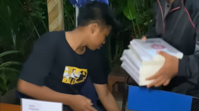 Suasana persiapan diskusi buku "Reset Indonesia" di Madiun sebelum akhirnya dibubarkan paksa oleh aparat gabungan karena alasan perizinan, Sabtu (20/12/2025). (Dok. Instagram/@idbaruid)