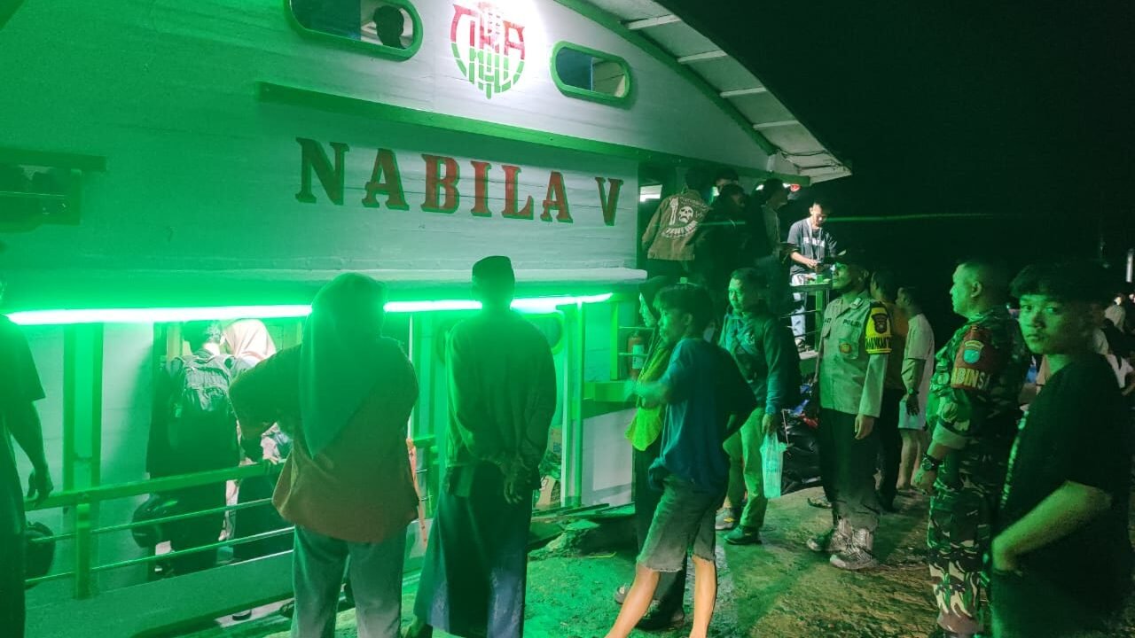 Petugas gabungan saat melakukan pemantauan aktivitas penumpang dan pengecekan kelengkapan keselamatan di Dermaga Teluk Batang, Selasa malam.