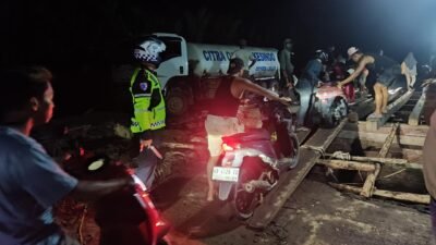 Personel Polres Kayong Utara saat melakukan pengaturan lalu lintas di lokasi perbaikan Jembatan Sungai Jambu, Kecamatan Simpang Hilir, guna mengurai kepadatan kendaraan.