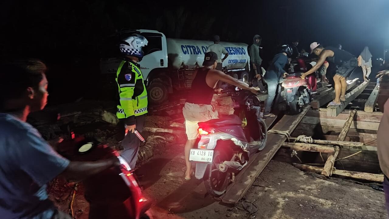 Personel Polres Kayong Utara saat melakukan pengaturan lalu lintas di lokasi perbaikan Jembatan Sungai Jambu, Kecamatan Simpang Hilir, guna mengurai kepadatan kendaraan.