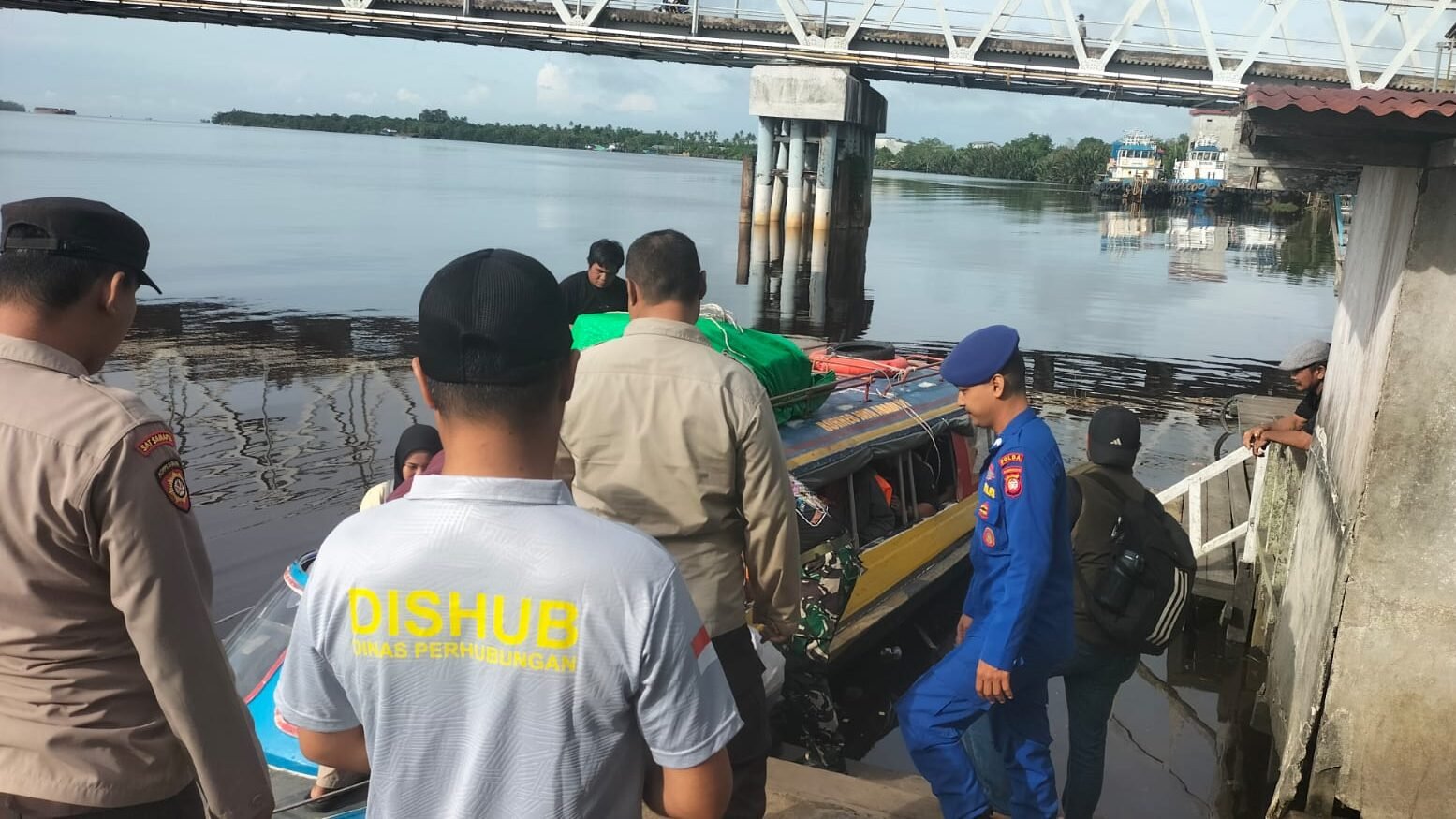 Personel Polres Kayong Utara saat melakukan pengecekan keselamatan dan memberikan imbauan kepada penumpang di Dermaga Speedboat Teluk Melano, Selasa (30/12/2025).
