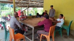 Personel Polsek Entikong saat berdialog dengan warga di kawasan pertokoan dalam kegiatan patroli rutin guna menjaga keamanan wilayah perbatasan, Jumat (5/12/2025).