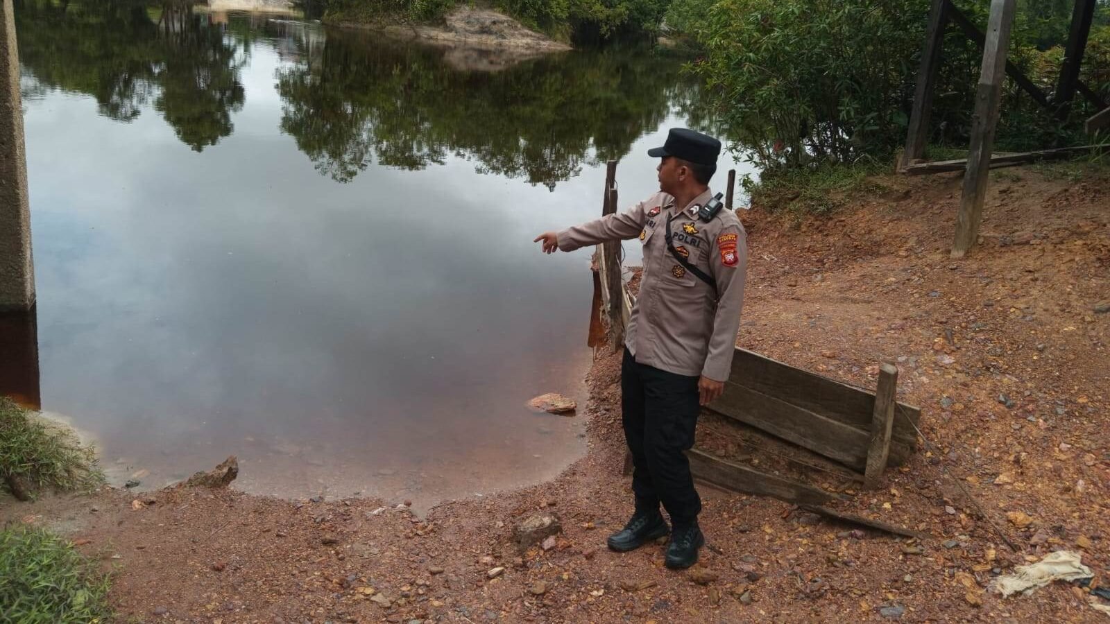 Personel Polsek Jangkang saat melakukan pengecekan debit air Sungai Mengkiang dan memberikan imbauan kepada warga dalam kegiatan patroli antisipasi bencana. Foto: HO/Faktakalbar.id
