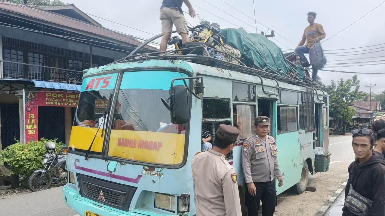 Personel Polsek Mukok saat melaksanakan patroli dan pengaturan lalu lintas di Jalan Raya Semuntai dalam rangka Ops Lilin Kapuas 2025, Minggu (21/12/2025).