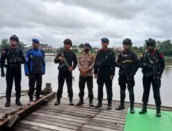 Amankan Jalur Perairan, Satpolair dan Brimob Perketat Monitoring Pos Pelayanan Dermaga Apung Kapuas Hulu