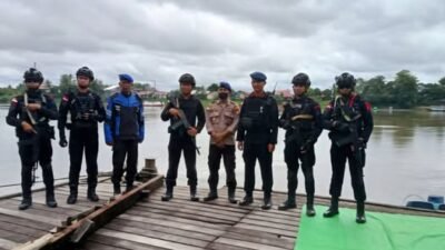 Personel gabungan Satpolair Polres Kapuas Hulu dan Brimob Polda Kalbar saat melakukan pengecekan kesiapan di Pos Pelayanan Dermaga Apung Sungai Kapuas dalam rangka Ops Lilin Kapuas 2025.