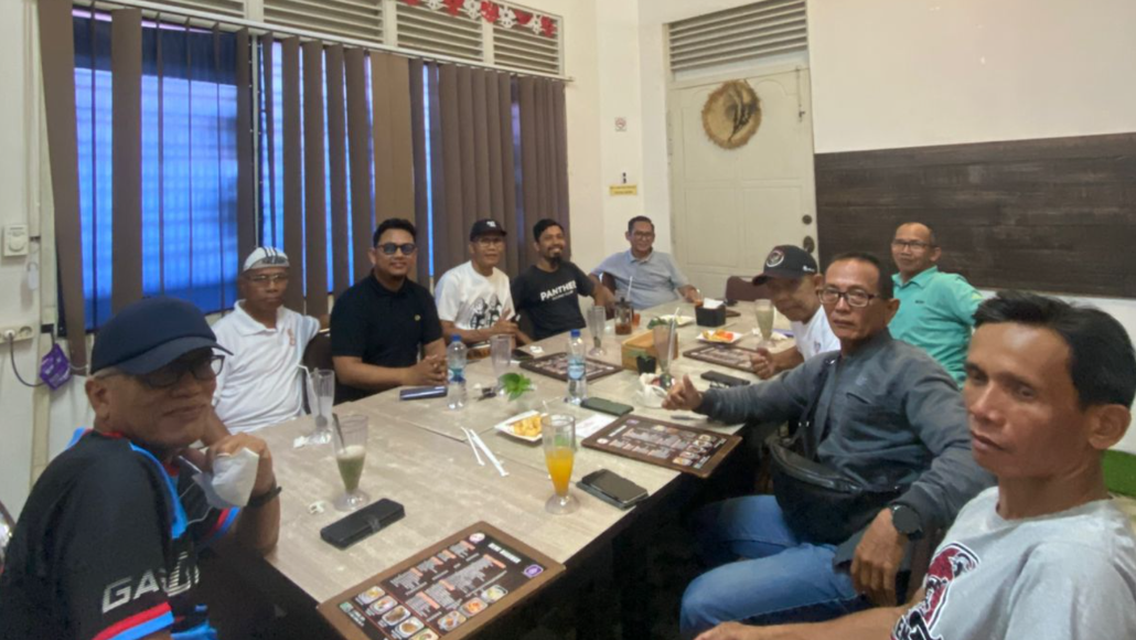 Suasana pertemuan pengurus Pengcab ISSI Kota Pontianak bersama perwakilan klub balap sepeda di Kafe DEAL, Kamis (25/12/2025). Forum ini menyepakati persiapan Musyawarah Cabang (Muscab) untuk regenerasi kepengurusan. (Dok. HO/Faktakalbar.id)