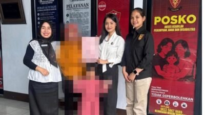 Jaksa Penuntut Umum Kejari Sanggau saat memberikan penjelasan kepada keluarga korban dalam pertemuan pendahuluan di Posko Akses Keadilan, Kamis (12/12/2025).