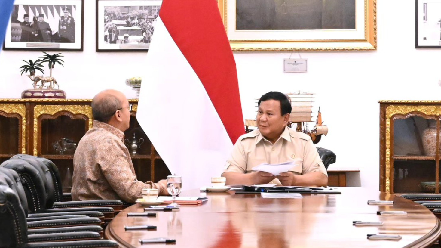 Presiden Prabowo Subianto (kanan) menerima laporan dari Menteri Investasi/Kepala BKPM, Rosan Roeslani, terkait perkembangan pembangunan Kampung Haji Indonesia di Istana Merdeka, Jakarta, Rabu (17/12/2025). (Dok. Setkab RI)