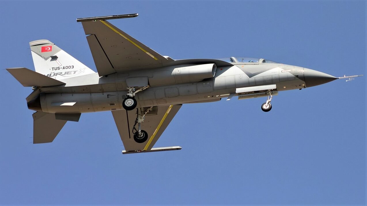 Pesawat latih jet canggih Hürjet buatan Turkish Aerospace Industries (TAI) saat mengudara. Spanyol resmi menjadi pelanggan ekspor pertama pesawat ini dengan kontrak senilai €2,4 miliar. (Dok. Ist)