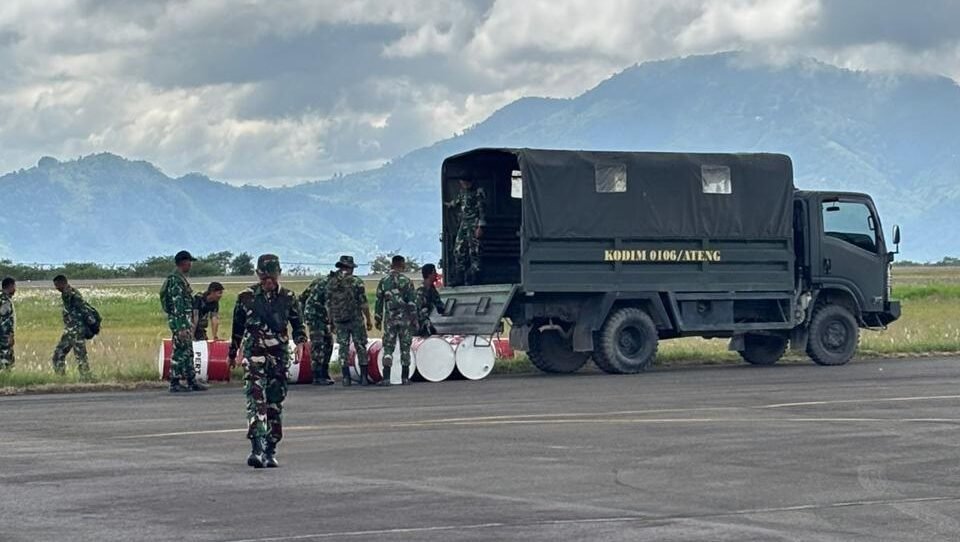 Proses pemuatan drum berisi bantuan BBM ke dalam pesawat TNI AU di Lanud Sultan Iskandar Muda untuk didistribusikan ke wilayah Bener Meriah dan Aceh Tengah, Selasa (9/12).