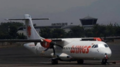 Pesawat baling-baling Wings Air berwarna putih merah sedang parkir di apron bandara dengan latar belakang mendung. (Dok. HO/Faktakalbar.id)