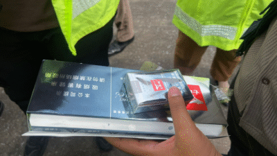 Petugas gabungan BAIS TNI dan Bea Cukai memeriksa tumpukan kardus rokok ilegal dengan kemasan huruf China hasil bongkaran kontainer di Pelabuhan Dwikora Pontianak. (Dok. Faktakalbar.id)