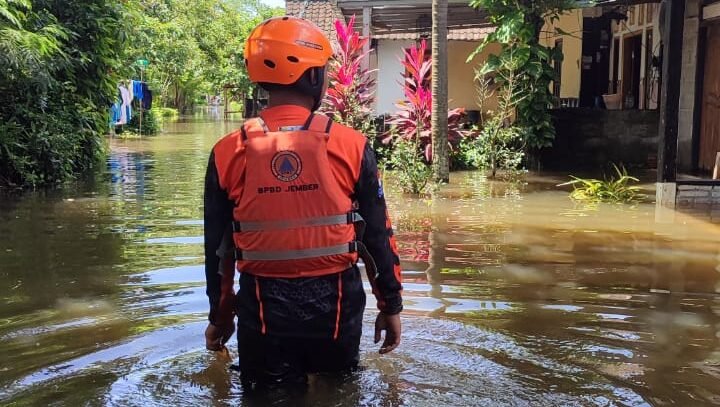 BPBD Kabupaten Jember berkoordinasi melakukan kaji cepat di Desa Gumukmas Kabupaten Jember, Jawa Timur, Rabu (10/12). Sumber Foto: BPBD Kabupaten Jember