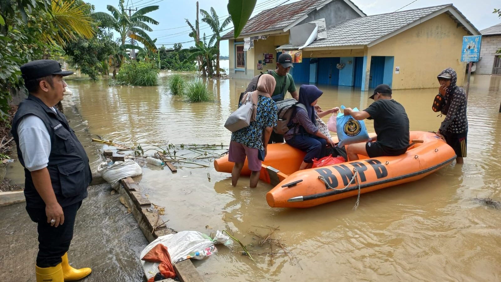 Tim BPBD Kabupaten Karawang, mengevakuasi warga terdampak banjir di Desa Karangligar Kecamatan Teluk Jambe, Kabupaten Karawang, Jawa Barat, pada Sabtu (6/12). Sumber Foto: BPBD Kabupaten Karawang