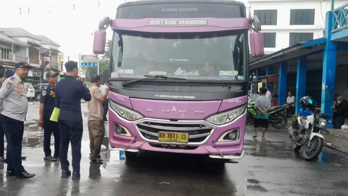 Petugas gabungan dari Dishub, Polres, dan Dinkes Sambas saat melakukan pengecekan kelaikan fisik angkutan di Terminal Sambas, Senin (22/12).