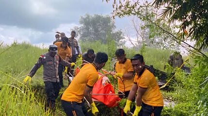 Personel Kepolisian Resor Bengkayang saat melakukan olah TKP dan mengevakuasi jenazah korban dari lokasi kejadian di area pemakaman Tionghoa, Kelurahan Sebalo, Jumat (12/12/2025).