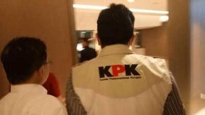 Ilustrasi rompi petugas KPK. Tim penyidik Komisi Pemberantasan Korupsi melakukan penggeledahan di rumah dinas pejabat Pemprov Riau terkait kasus dugaan gratifikasi, Senin (15/12/2025).