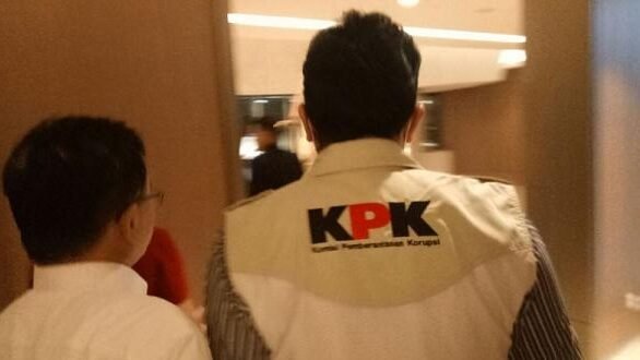 Ilustrasi rompi petugas KPK. Tim penyidik Komisi Pemberantasan Korupsi melakukan penggeledahan di rumah dinas pejabat Pemprov Riau terkait kasus dugaan gratifikasi, Senin (15/12/2025).