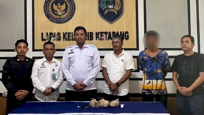 Petugas Lapas Kelas IIB Ketapang saat menunjukan tersangka dan barang bukti sabu yang ditemukan di dalam nasi bungkus titipan pengunjung. (Dok. Ditjenpas)