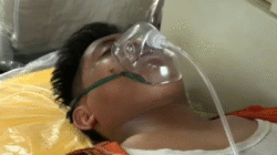 Seorang petugas PLTU Tanjung Gundul terbaring lemas dengan bantuan selang oksigen di dalam ambulans usai berjibaku memadamkan kebakaran, Senin (15/12/2025). (Dok. Ist)