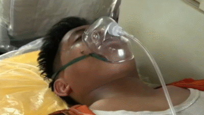 Seorang petugas PLTU Tanjung Gundul terbaring lemas dengan bantuan selang oksigen di dalam ambulans usai berjibaku memadamkan kebakaran, Senin (15/12/2025). (Dok. Ist)