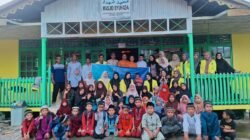 "Prodi PGMI UNISSAS gelar pengabdian masyarakat di Desa Mekar Jaya, Sambas. Mahasiswa bagikan sembako, buku Iqro, dan mengajar ngaji di TPQ Syuhada."