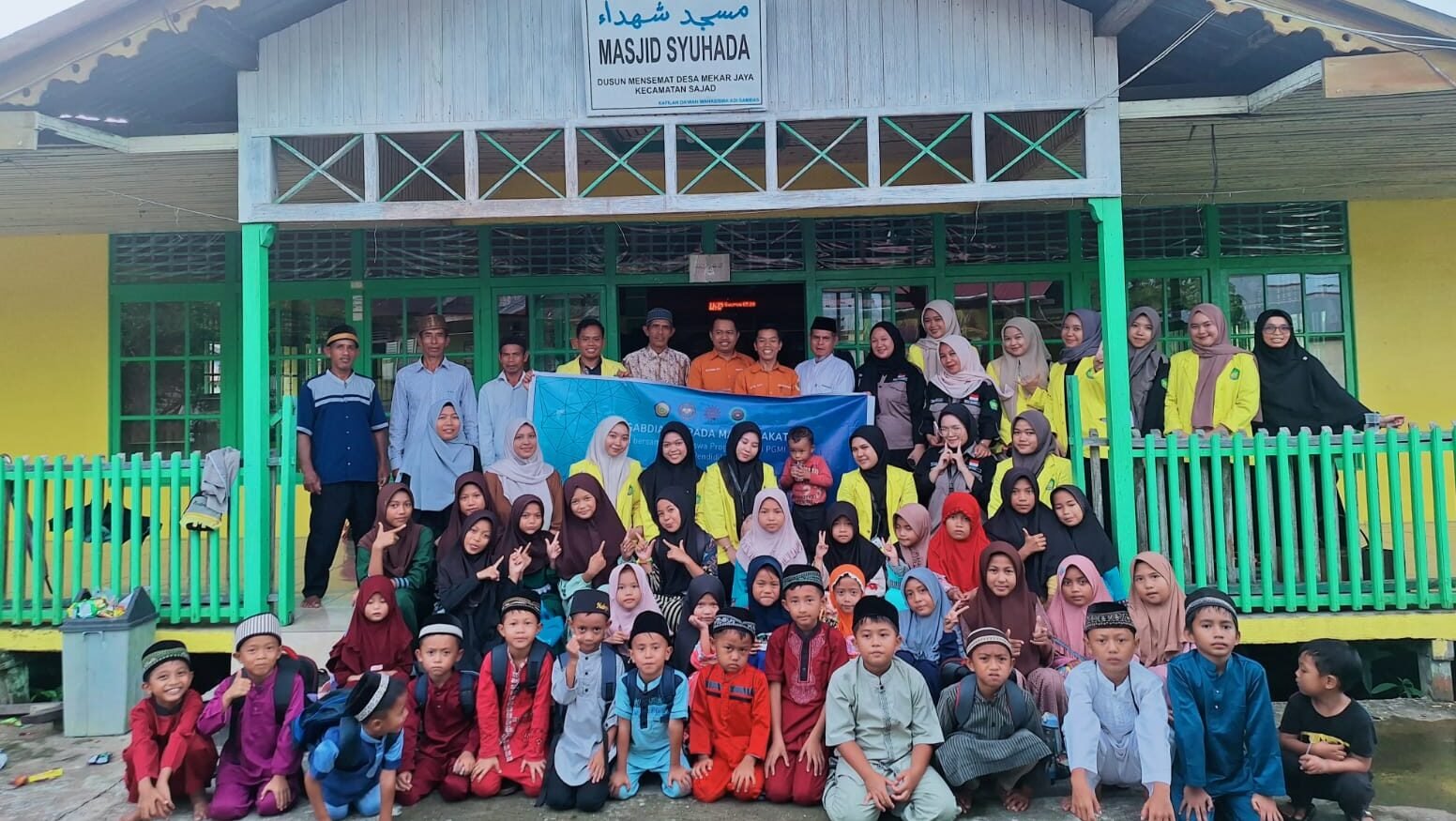 "Prodi PGMI UNISSAS gelar pengabdian masyarakat di Desa Mekar Jaya, Sambas. Mahasiswa bagikan sembako, buku Iqro, dan mengajar ngaji di TPQ Syuhada."