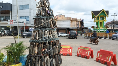 Pohon Natal unik setinggi tiga meter yang tersusun dari ratusan knalpot brong hasil sitaan Satlantas Polres Ketapang, terpasang di Pos Ale-Ale, Rabu (24/12/2025). (Dok. HO/Faktakalbar.id)