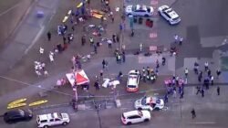 Petugas kepolisian berjaga ketat di sekitar lokasi kejadian pasca insiden penembakan di Pantai Bondi, Australia, Minggu (14/12).