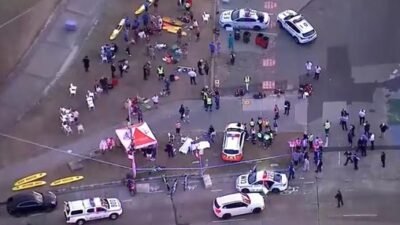 Petugas kepolisian berjaga ketat di sekitar lokasi kejadian pasca insiden penembakan di Pantai Bondi, Australia, Minggu (14/12).