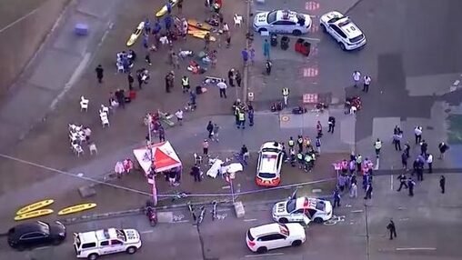 Petugas kepolisian berjaga ketat di sekitar lokasi kejadian pasca insiden penembakan di Pantai Bondi, Australia, Minggu (14/12).